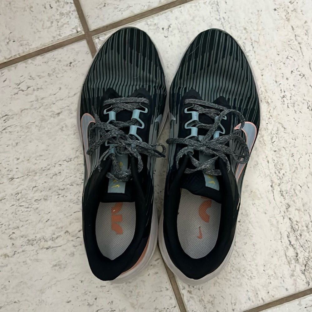 Nike Women’s Winflo 9 Running Shoe size 11